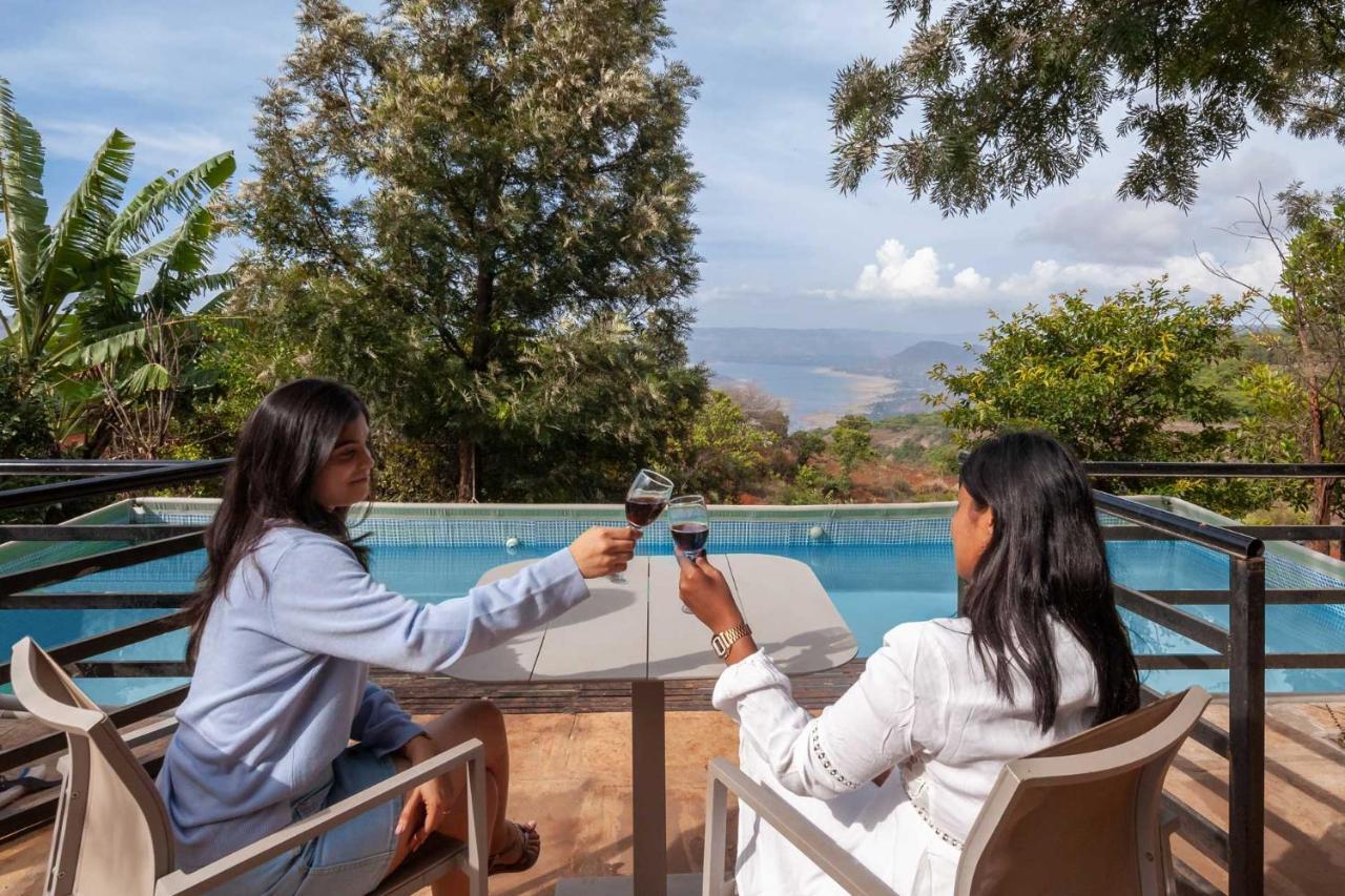 Casamo Silver Oak By Stayvista - Overlooking A Lake & Valley, Lush Green Lawns, & A Private Pool Mahabaleshwar Luaran gambar